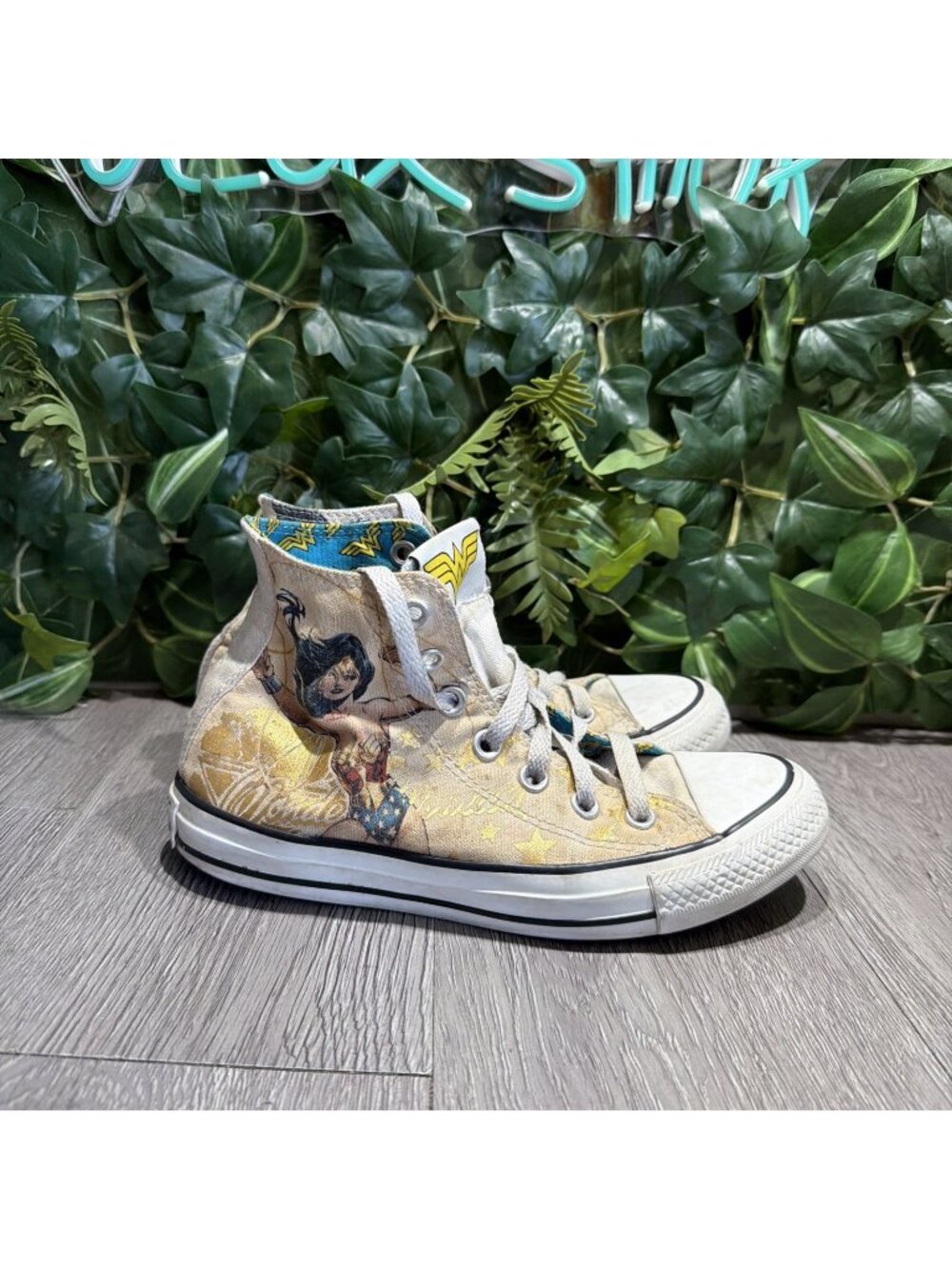 Converse All Star Womens Wonder Woman Sneakers 6 DC Comics High Top 146781C